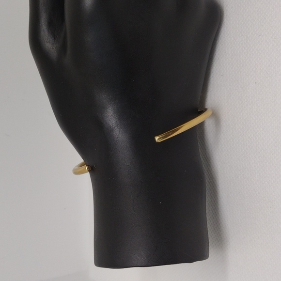 Elegant Gold Knot Bracelet - Picture 2 of 4
